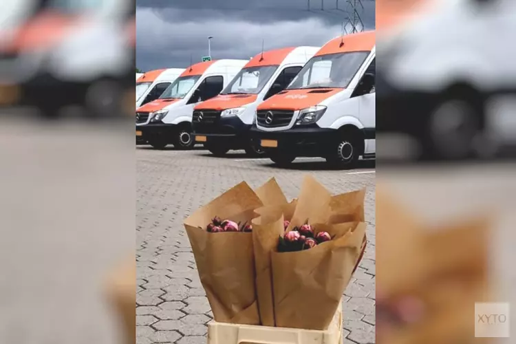 Crowdfunding Qassa verrast 200 postbezorgers met bloemen