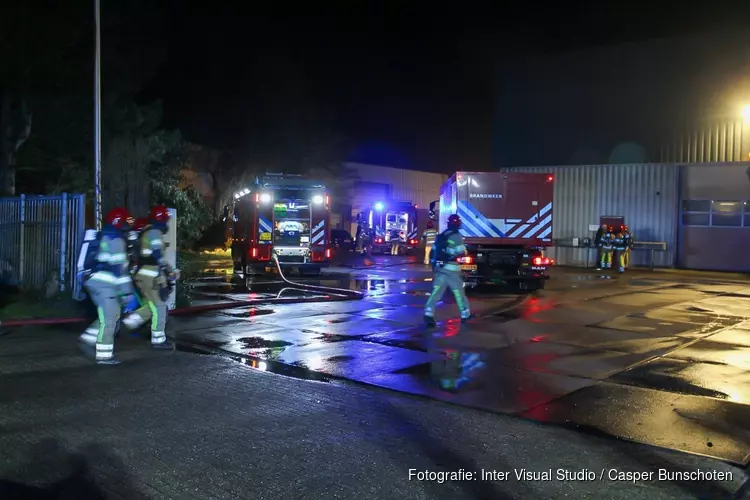 Vrachtwagen in brand bij bedrijf in Zeewolde