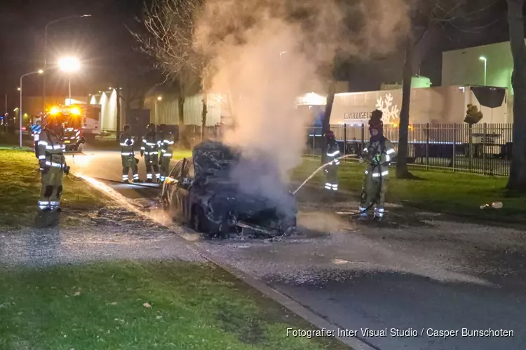 Auto vliegt plotseling in brand tijdens het rijden